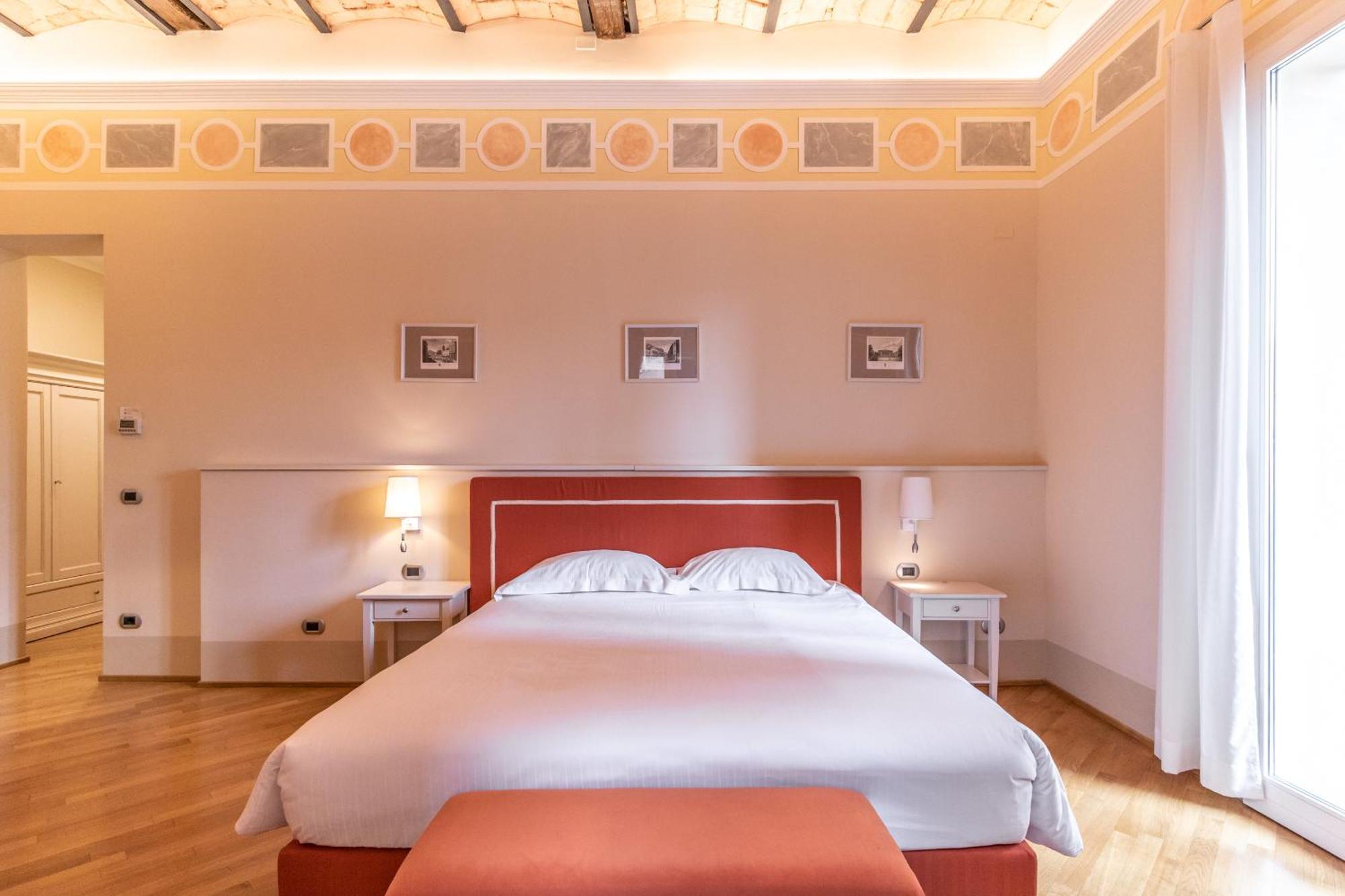 Casa Isolani Luxury Rooms Piazza Maggiore Болонья Экстерьер фото