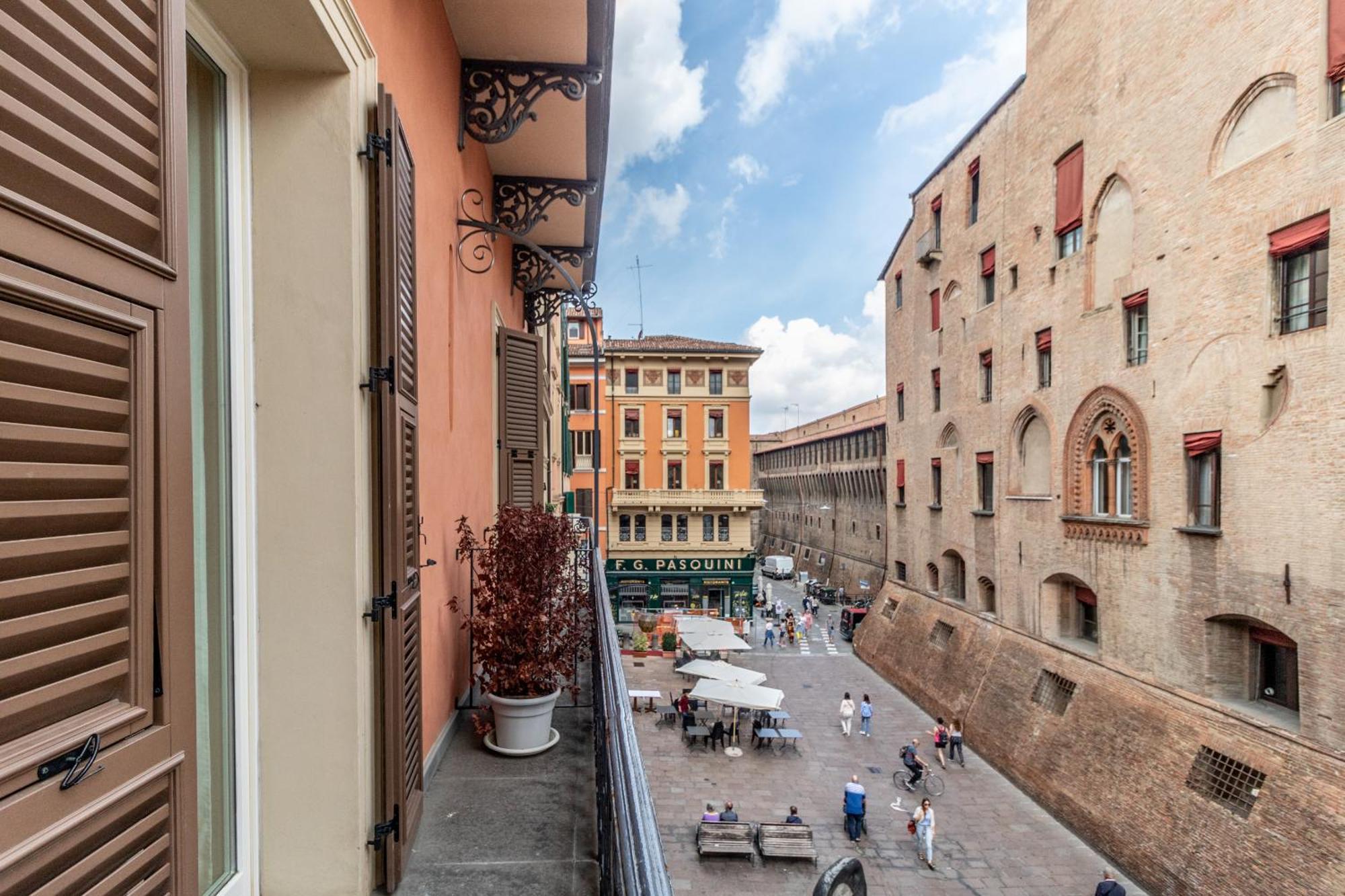 Casa Isolani Luxury Rooms Piazza Maggiore Болонья Экстерьер фото