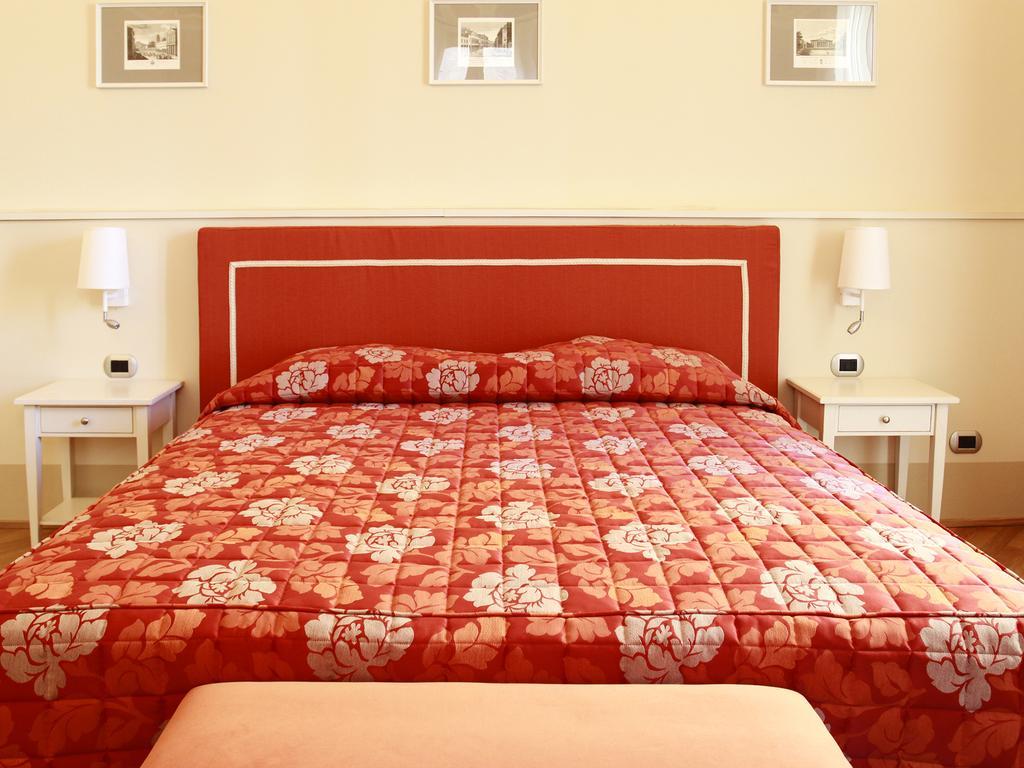 Casa Isolani Luxury Rooms Piazza Maggiore Болонья Экстерьер фото