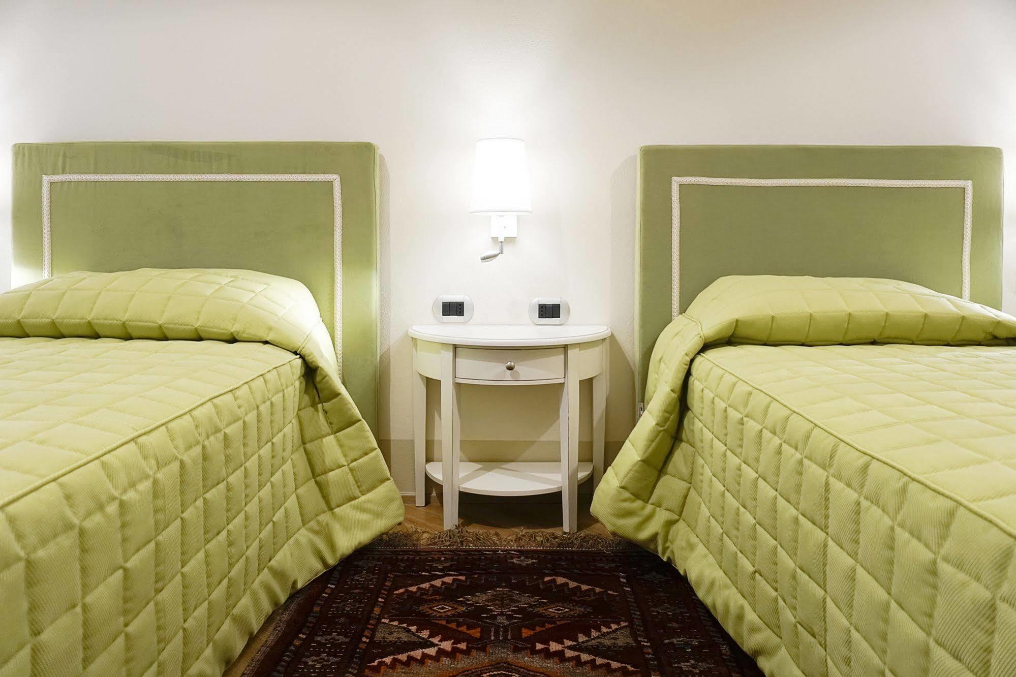Casa Isolani Luxury Rooms Piazza Maggiore Болонья Экстерьер фото